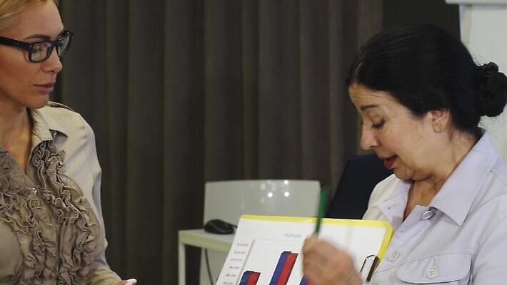 직업 라이프스타일 여자 인터넷 비즈니스 사업가 통신 통계 협력 아이디어 기술 창조 세명 사무실 업무 비즈니스우먼 네트워크 그룹 계획 토론 분석 컨설턴트 경영자 격려 온라인 전자상거래 개발 경영 골 프로젝트 프리랜서 4K MOV 해외동영상 클립영상 감정 컨셉 모션 사람 생활 작업 직장인 전문직 상담 리더 동영상 파일형식