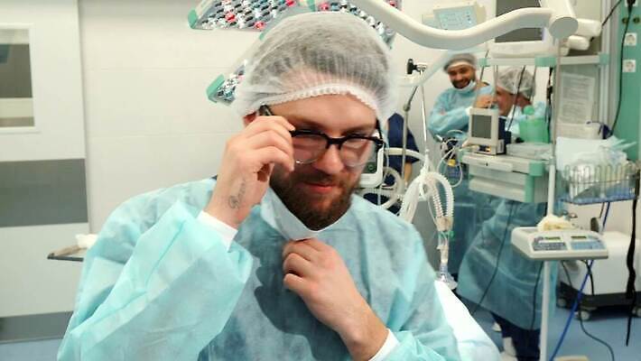 백인 직업 여자 안경 얼굴 과학 장갑 백그라운드 유니폼 성공 수염 건강 병원 관리 가면 안전 사람 여러명 성인 치료 약 고통 간호사 의사 엄지손가락 자신감 수술 보호 질병 직원 쇼 외과 순서 승인 위생관리 4K MOV 해외동영상 클립영상 서양인 잡화 옷 감정 다수 컨셉 손가락 의학 신체부위 의료진 동영상 파일형식