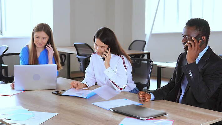 백인 직업 라이프스타일 여자 회사 사업가 통신 직장 사람 앉기 세명 30대 스마트폰 컴퓨터 사무실 검은색 업무 작업 종업원 직원 서비스 기회 부름 성별 마케팅 4K MOV 해외동영상 클립영상 서양인 컬러 비즈니스 모션 생활 장년 전자제품 핸드폰 스마트기기 동영상 파일형식