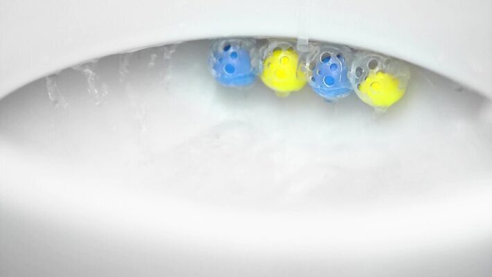 백그라운드 가정 주택 사람없음 물 파란색 알약 블록 장비 욕실 흰색 신선 도자기 장롱 사발 위생 상품 청소 세제 화장실 향기 탱크 변기 청소부 데오드란트 변기통 소독 위생관리 자동 화학물질 4K MP4 해외동영상 클립영상 자연요소 직업 컬러 가구 관리 건물 약 사기그릇 화학 냄새 동영상 파일형식