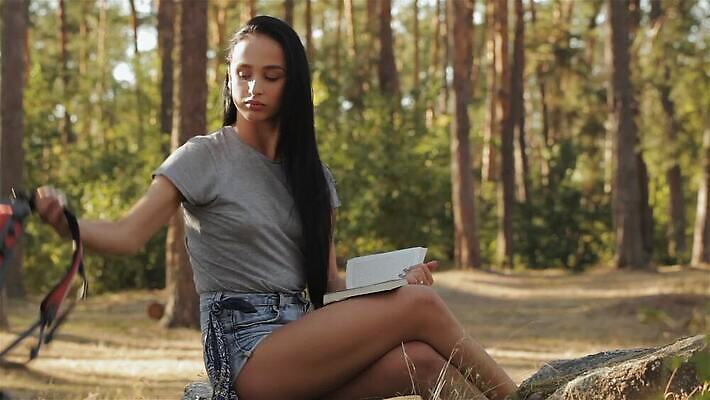 백인 1 라이프스타일 응시 공원 여자 행복 여행 티셔츠 반바지 배낭 자연 한명 서기 미소 성인 야외 책 여름 여행객 하이킹 가을 자신감 숲 모험가 어깨 긍정 백패커 하이커 혼자 놓기 MP4 해외동영상 클립영상 서양인 시선 계절 공공시설 감정 컨셉 셔츠 가방 바지 모션 레저 표정 사람 생활 신체부위 생태계 동영상 파일형식