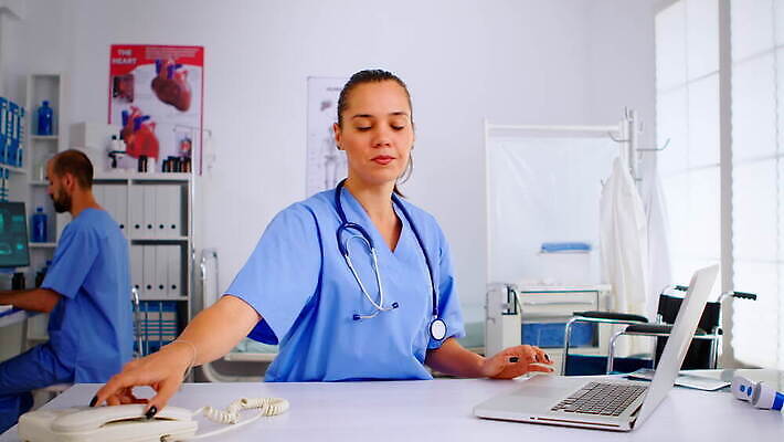 직업 여자 백그라운드 컨셉 유니폼 통신 청진기 엑스레이 실내 건강 병원 대화 사람 앉기 스마트폰 컴퓨터 외침 환자 간호사 의사 잡기 업무 결과 전화기 책상 직원 확인 안내원 부름 답변 돌봄 서류판 심각 접수 헬프 4K MOV 해외동영상 클립영상 옷 가구 의학 의료기기 모션 말하기 내부 전자제품 핸드폰 스마트기기 사무용품 소리 의료진 작업 도움 동영상 파일형식