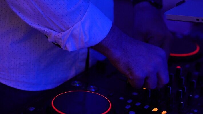 직업 라이프스타일 이동 탁자 전등 이벤트 사람없음 전자제품 빛 세트 컬러풀 펜 파티 소리 콘서트 음악가 장비 게임 춤 디스크 판넬 볼륨 미끄럼틀 믹서 DJ 클럽 디스코 회전 전자 쇼 오디오 스테레오 위로 뮤지컬 섞기 제어 조종장치 테크노 유흥 MOV 해외동영상 클립영상 음악 컬러 가구 컨셉 놀이 문화예술 조명 생활 필기구 공연 질병 놀이기구 동영상 파일형식