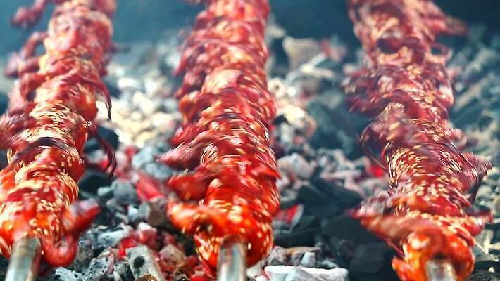 전통 접시 음식 조각 날개 태국 고추 불 불꽃 거리 건강 육류 스테이크 요리 동양인 사람없음 식사 저녁식사 튀김 신선 뜨거움 막대기 연기 맛 그릴 바비큐 굽기 먹기 허브 배고픔 피부 대나무 매움 후추 숯 점심식사 메추리 절임 맛있는 MP4 해외동영상 클립영상 자연요소 나무 식물 식기 아시아 컨셉 채소 식재료 모션 주방용품 서양음식 인종 신체부위 구이 향신료 동영상 파일형식