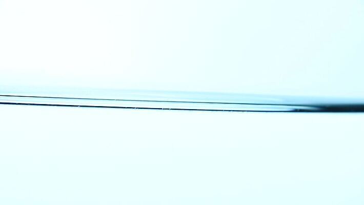 음료 백그라운드 모션 유리 표면 추상 사람없음 옆모습 물 파란색 흐름 추위 신선 항아리 액체 개울 가장자리 닫기 냄비 컨테이너 찻주전자 가득함 순수 함선 각도 느림 떨림 MOV 해외동영상 클립영상 자연요소 산업 뷰포인트 컬러 컨셉 무늬 배_교통 재질 주전자 강 도자기 둘레 솥 동영상 파일형식