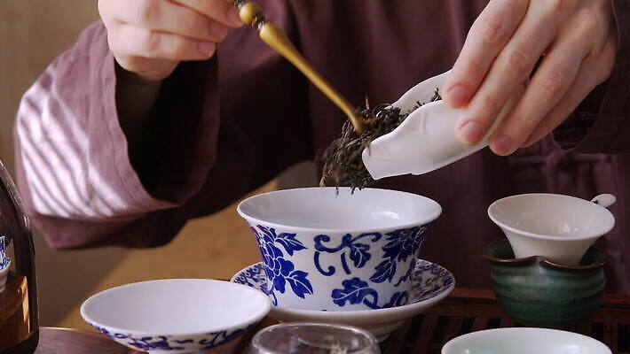 남자 꽃잎 음료 컨셉 재료 탁자 표면 주택 건조 관리 한명 컵 농작물 중국 사발 붓기 닫기 맛 떨어짐 혼합 컨테이너 허브 준비 날것 아로마 향 모음 흙더미 우롱차 4K MOV 해외동영상 클립영상 식물 1 식기 꽃 산업 아시아 가구 농업 모션 사람 한글 건물 차_음료 흙 사기그릇 동영상 파일형식 더미