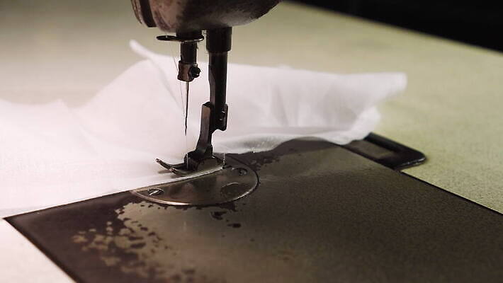 직업 손 디자인 드레스 옷 여자 산업 패턴 비즈니스 손가락 공장 직장 실내 가면 사람없음 유행 기계 장비 기구 공구 직물 업무 바늘 작업실 수술 바느질 디자이너 천 묘사 질감 땀 만들기 조심 수공예 재단 재단사 핸드메이드 스타일 코로나바이러스 4K MOV 해외동영상 클립영상 무늬 회사 공업 의학 모션 사람 내부 신체부위 치료 도구 작업 바이러스 공예 동영상 파일형식