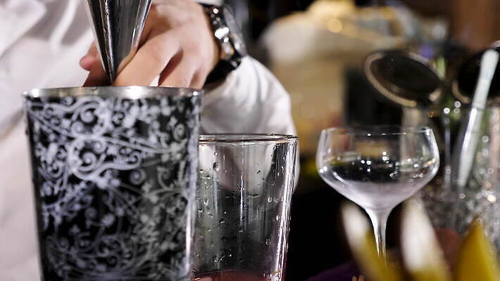 직업 라이프스타일 손 남자 음료 비즈니스 유리 주류 사람 사람없음 물 파티 식당 얼음 축하 알코올 업무 칵테일 바 붓기 우아함 야간 계산대 클럽 준비 상쾌 만들기 바텐더 보드카 섞기 토닉 유흥 셰이커 4K MOV 해외동영상 클립영상 자연요소 감정 컨셉 모션 재질 이벤트 생활 신체부위 상점 작업 동영상 파일형식