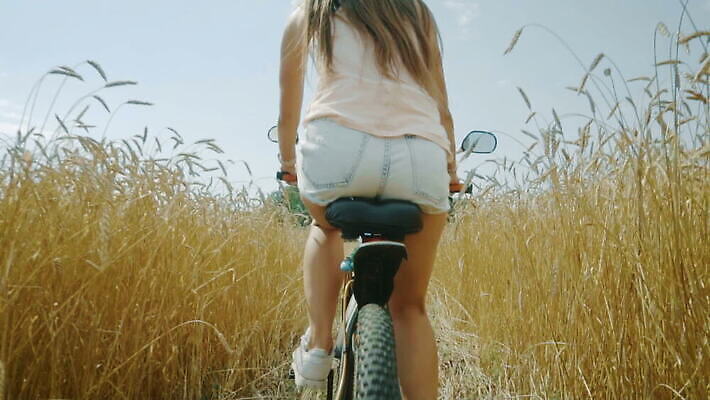 1 라이프스타일 여자 도로 스포츠 백그라운드 밭 자연 휴가 건강 한명 사람 성인 야외 태양 맑음 자전거 일몰 기쁨 자유 시골 승차 밀 주말 사이클링 내추럴 바이킹 MOV 해외동영상 클립영상 자연요소 감정 길 컨셉 농업 교통시설 모션 날씨 곡류 생활 노을 바이크 육상스포츠 생태계 동영상 파일형식