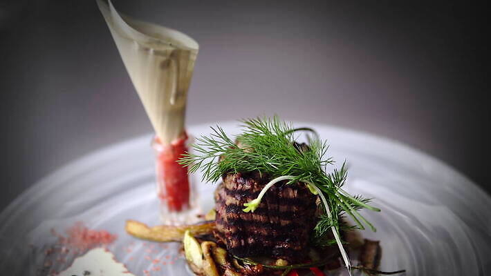 접시 음식 백그라운드 토마토 채소 부분 육류 돼지고기 스테이크 요리 비프스테이크 사람없음 물 식사 저녁식사 치킨 버섯 샐러드 소고기 흰색 시골 신선 그릴 상추 자르기 굽기 크림 준비 베이컨 등심 송아지고기 4K MOV 해외동영상 클립영상 자연요소 식기 컬러 식재료 모션 주방용품 서양음식 구이 동영상 닭고기요리 파일형식