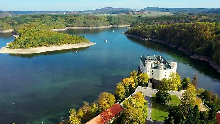 호수 벽 여행 십자가 건축양식 하늘 풍경 사람없음 건물 물 강 탑 바위 흰색 시골 성 방어 중세 역사 체코 강화 보헤미아 옛날 생존 4K MP4 해외동영상 클립영상 자연요소 건축물 건축 유럽 컬러 어류 돌_바위 동영상 파일형식