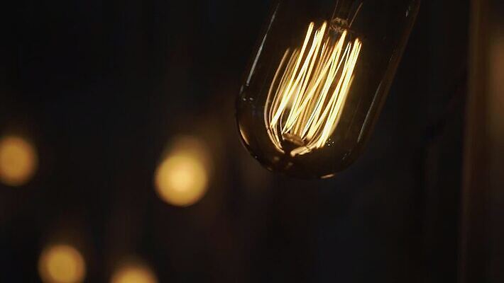 줄 결혼 전구 휴가 조명 주택 매달리기 사람없음 장식 빛 노란색 파티 축제 화환 황혼 모임 수확 등불 램프 축하 야간 저녁 오브젝트 잔치 보케 빛망울 광 뒤뜰 텅스텐 MOV 해외동영상 클립영상 자연요소 꽃 컬러 컨셉 농업 모션 이벤트 건물 일몰 원소 동영상 파일형식