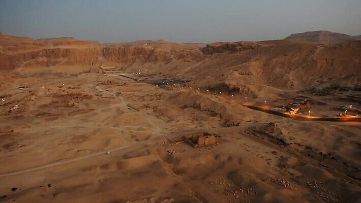 문화 조각 여행 휴가 안테나 이집트 사람없음 조각상 바위 기둥 사찰 땅 동영상 천연기념물 항공촬영 고고학 랜드마크 숭배 안뜰 옛날 조감도 파라오 MP4 해외동영상 클립영상 교육 건축 뷰포인트 통신 종교건축 아프리카 조형물 돌_바위 파일형식