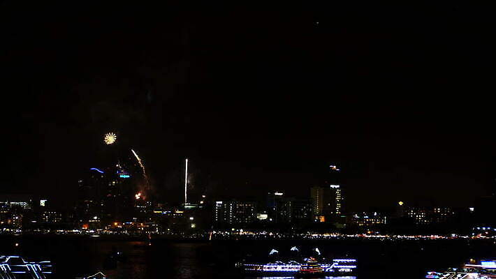 기념일 바다 백그라운드 파타야 하늘 추상 휴가 새해 기념 폭죽 불꽃놀이 이벤트 사람없음 물 컬러풀 파티 크래커 탑 검은색 축제 로켓 축하 도시 보트 야간 큼 폭발 폭발물 쇼 광 진짜 카운트다운 4K MOV 해외동영상 클립영상 자연요소 건축물 무기 컬러 컨셉 무늬 배_교통 태국 놀이 쿠키 크기 동영상 파일형식