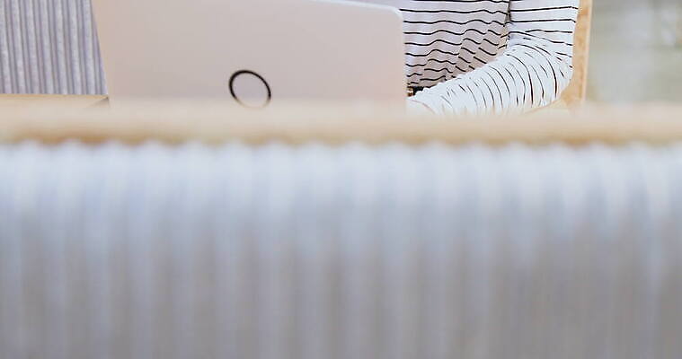 백인 긴머리 인터넷 비즈니스 통신 무선통신 영국 갈색머리 실내 한명 앉기 노트북 스마트폰 사무실 작업 비즈니스우먼 연결 책상 런던 통화 성인여자한명만 4K 틸트업 MOV 해외동영상 클립영상 서양인 1 헤어스타일 여자 유럽 가구 모션 촬영기법 사람 내부 전자제품 핸드폰 스마트기기 직장인 동영상 여자한명만 성인여자만 파일형식