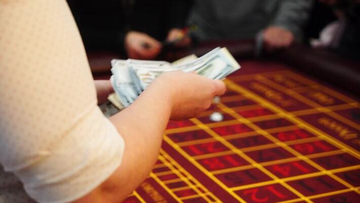 컨셉 돈 비즈니스 놀이 탁자 사람 빨간색 금융 달러 게임 우승 행운 계산 재산 고급 도박 저녁 갑판 카지노 기회 결제 딜러 포커 라스베가스 승자 잭팟 플레이어 필승 4K MOV 해외동영상 클립영상 컬러 가구 배_교통 경제 최고 트럼프 야간 동영상 파일형식