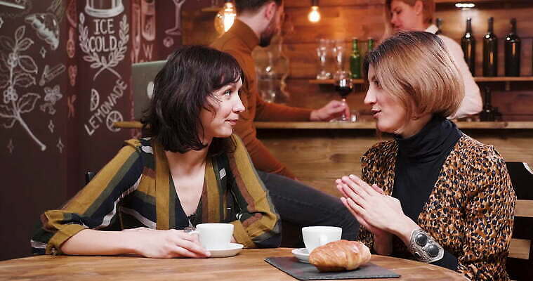 라이프스타일 여자 행복 커피 2 함께함 실내 말하기 대화 미소 웃음 사람 앉기 성인 사람없음 내부 컵 친구 금발 식당 우정 카페 머그컵 마시기 만족 점심식사 채팅 사교적 4K MOV 해외동영상 클립영상 헤어스타일 식기 감정 음료 컨셉 관계 모션 표정 생활 상점 식사 동영상 파일형식