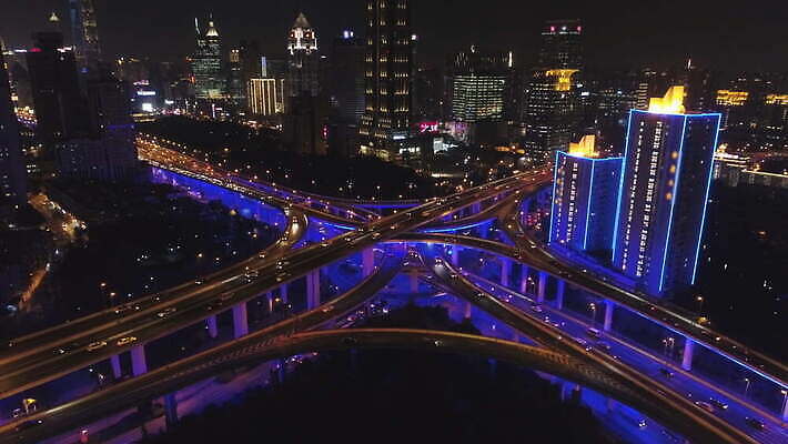 아시아 도로 자동차 거리 안테나 사람없음 건물 세로 파란색 빛 도시풍경 고층빌딩 중국 도시 고가도로 고속도로 상하이 야간 저녁 교차로 바쁨 스카이라인 갸우뚱 빛망울 드론 복잡 4K 설정숏 MOV 해외동영상 클립영상 자연요소 건축물 나라 길 육상교통 컬러 컨셉 통신 교통시설 모션 촬영기법 풍경 빌딩 동영상 파일형식