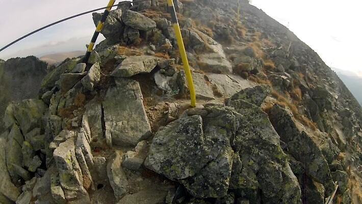 남자 유럽 밧줄 스포츠 여행 자연 산 사람 사람없음 일몰 놀람 등산 하이킹 장비 가장자리 정상 헬멧 산등성이 오르기 항공촬영 마지막 불가리아 산악가 절정 1인칭시점 MP4 해외동영상 클립영상 시선 감정 나라 줄 뷰포인트 모션 레저 표정 노을 트래킹 둘레 보호장비 생태계 동영상 파일형식 남유럽