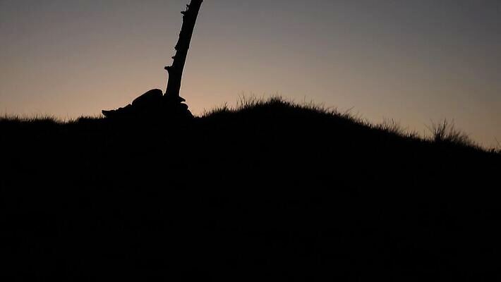 스포츠 여행 오렌지 자연 표시 하늘 영국 산 사람없음 야외 쌓기 일출 황혼 일몰 새벽 하이킹 시골 막대기 역사 언덕 상승 아일랜드 흙더미 천연기념물 산악지대 돌무덤 랜드마크 카피스페이스 스코틀랜드 4K MOV 해외동영상 클립영상 자연요소 유럽 컨셉 과일 모션 레저 노을 흙 공백 무덤 생태계 동영상 파일형식 더미