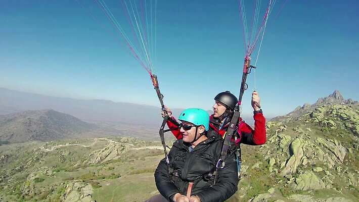 스포츠 여행 포즈 2 하늘 산 안테나 매달리기 사람 취미 야외 파란색 점프 자유 도전 비행 체험 자신감 위험 스카이다이빙 낙하산 글라이더 무료 4K HD MP4 해외동영상 클립영상 감정 컬러 컨셉 통신 모션 익스트림스포츠 동영상 파일형식