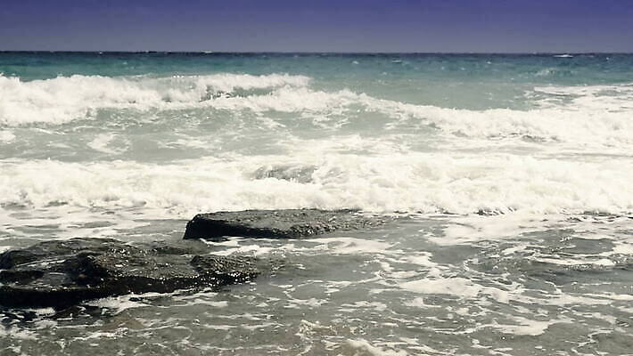 계절 모래 파도 바다 여행 백그라운드 자연 휴가 풍경 사람없음 야외 물 여름 파란색 모래사장 햇빛 노란색 우주 맑음 거품 흰색 서핑 작음 묘사 질감 암초 내추럴 그런지 MOV 해외동영상 슬로모션 클립영상 자연요소 컬러 날씨 촬영기법 태양 수상스포츠 크기 생태계 동영상 파일형식