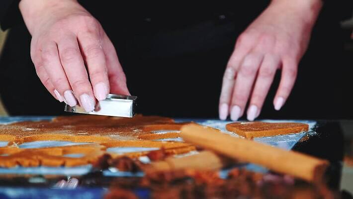 모양 라이프스타일 음식 백그라운드 크리스마스 재료 휴가 디저트 관리 요리 사람없음 쿠키 주방 빵집 반죽 밀가루 레시피 생강 시나몬 음식준비 페스츄리 핸드메이드 4K MOV 해외동영상 클립영상 기념일 빵 채소 생활 상점 가루 준비 동영상 파일형식