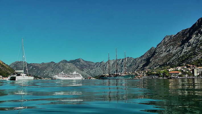 유럽 호수 바다 컬러 여행 요트 건축양식 자연 하늘 휴가 산 거리 주택 파노라마 사람없음 야외 건물 초록색 물 반사 마을 항구 맑음 도시 만 보트 작음 지중해 포트 타운 랜드마크 몬테네그로 MOV 해외동영상 클립영상 자연요소 건축물 건축 나라 배_교통 교통시설 날씨 촬영기법 크기 생태계 동영상 파일형식