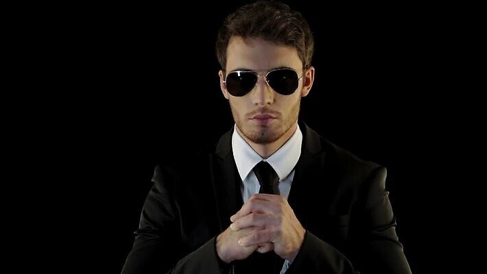 백인 모델 1 손 응시 남자 얼굴 백그라운드 컨셉 손바닥 한명 서기 들기 사람 정장 손짓 성인 머리 검은색 주먹 분노 표현 오픈 자신감 보호 위험 시원함 심볼 사인 준비 보안 쇼 팔 경호원 고립 혼자 MP4 해외동영상 클립영상 서양인 직업 시선 옷 감정 컬러 모션 안전 신체부위 동영상 파일형식