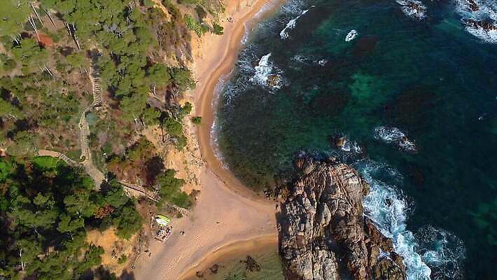 나무 유럽 파도 여행 자연 안테나 파노라마 사람없음 야외 초록색 물 파란색 하이앵글 햇빛 환경 맑음 소나무 스페인 항공촬영 드론 조감도 4K MP4 해외동영상 클립영상 자연요소 식물 나라 바다 뷰포인트 컬러 통신 날씨 촬영기법 태양 생태계 동영상 파일형식