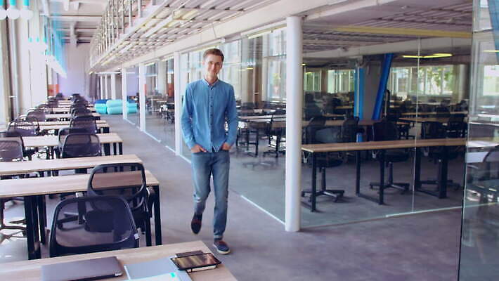 백인 직업 디자인 남자 행복 포즈 회사 비즈니스 사업가 성공 직장 한명 사람 성인 내부 30대 사무실 걷기 업무 비즈니스맨 자신감 홀 디자이너 종업원 리더 창업 경영 패기 혼자 4K MOV 해외동영상 클립영상 서양인 1 감정 컨셉 모션 장년 공간 작업 직장인 자영업 동영상 파일형식