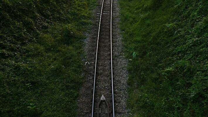 나무 공공시설 산업 아시아 도로 길 선 여행 곡선 교통시설 모션 자연 바람 산 안테나 사람 사람없음 초록색 여름 빛 태양 금속 계곡 일몰 기찻길 기차 화물 숲 사진사 철사 지역 물류 항공촬영 디젤 방법 옛날 철강 타격 4K MOV 해외동영상 클립영상 자연요소 식물 계절 나라 육상교통 뷰포인트 컬러 교통 통신 재질 날씨 대중교통 노을 운송업 작가 시설 생태계 동영상 파일형식