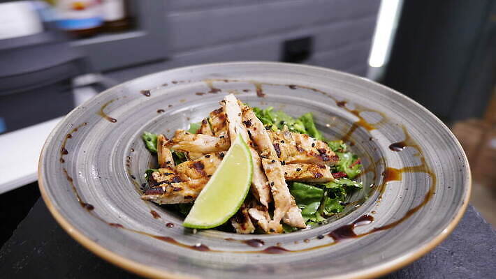 접시 음식 백그라운드 채소 탁자 호텔 서브 감자 건강 육류 요리 사람없음 주방 식당 식사 저녁식사 치킨 샐러드 흰색 신선 맛 그릴 아침식사 가슴 먹기 웨이트리스 웨이터 서비스 질서 포인트 점심식사 뷔페 1인칭시점 맛있는 4K MOV 해외동영상 클립영상 직업 식기 시선 컬러 가구 컨셉 식재료 모션 숙소 주방용품 신체부위 금융 상점 예절 종업원 동영상 닭고기요리 파일형식