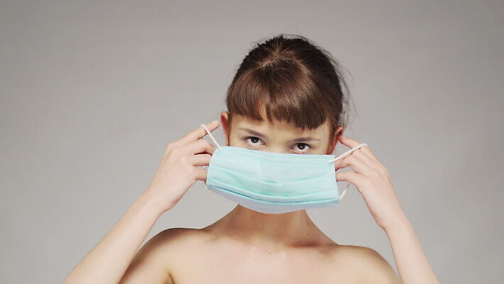 백인 여자 얼굴 컨셉 실내 건강 가면 한명 안전 사람 성인 고통 의사 흰색 오염 바이러스 보호 질병 고민 예방 감염 먼지 알레르기 고립 셀프 심각 전염병 코로나바이러스 4K MOV 해외동영상 클립영상 서양인 1 감정 컬러 의학 내부 신체부위 의료진 동영상 파일형식