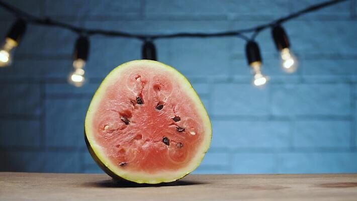 음식 농업 과일 탁자 디저트 전등 수박 실내 건강 사람없음 빨간색 신선 원형 닫기 달콤 맛 멜론 먹기 유기농 파란배경 날것 내추럴 숙성 맛있는 4K MOV 해외동영상 클립영상 도형 웰빙 산업 컬러 가구 백그라운드 컨셉 모션 조명 내부 파란색 동영상 파일형식