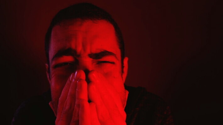 백인 1 남자 감정 얼굴 스트레스 건강 한명 사람 성인 빨간색 머리 어둠 고통 슬픔 표현 좌절 닫기 울음 고민 두통 문제 후회 긴장 압력 우울증 위기 트러블 편두통 MOV 해외동영상 클립영상 서양인 컬러 컨셉 모션 표정 신체부위 질병 동영상 파일형식