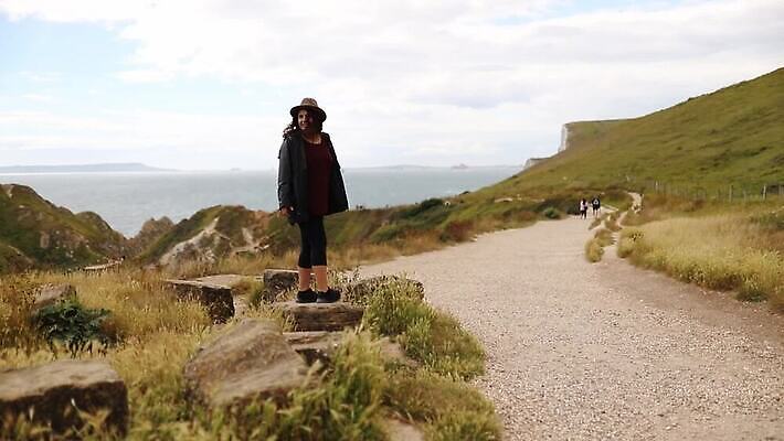 모자 유럽 선 바다 섬 여행 백그라운드 자연 하늘 휴가 영국 잉글랜드 파노라마 한명 사람 풍경 야외 초록색 물 도시풍경 역사 언덕 장면 지역 포트 동영상 랜드마크 수평선 MOV 해외동영상 클립영상 자연요소 1 잡화 나라 컬러 촬영기법 도시 생태계 파일형식