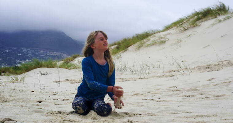 긴머리 여자 초등학생 어린이 아프리카 자연 날씨 한명 야외 금발 안개 시골 모래언덕 언덕 남아프리카 케이프타운 4K MOV 해외동영상 클립영상 1 학생 헤어스타일 나라 사람 생태계 동영상 남아프리카공화국 파일형식