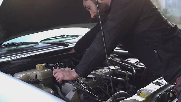 직업 손 남자 산업 비즈니스 공장 교통시설 자동차 노동자 한명 사람 상점 기계 장비 덮개 공구 업무 작업 작업실 기술자 엔지니어 수리 역 기름 확인 서비스 고정 엔진 정비공 공학 모터 유지 자동 제어 차고 4K MOV 해외동영상 클립영상 1 교육 음식 육상교통 교통 공업 신체부위 뚜껑 도구 시설 동영상 파일형식