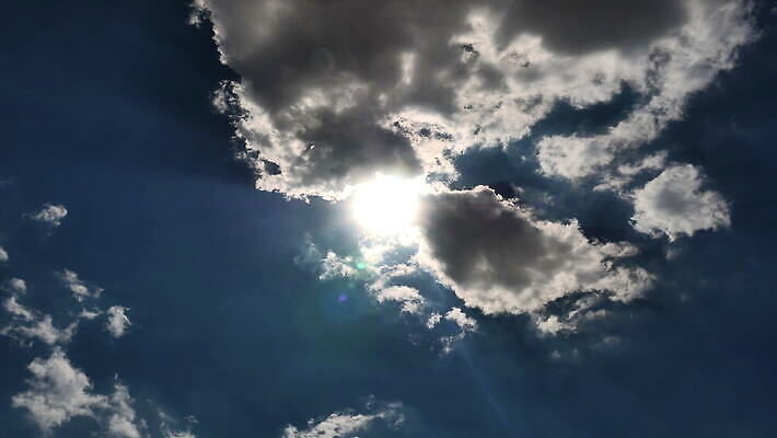 구름 컬러 백그라운드 자연 하늘 날씨 풍경 사람없음 야외 가로 여름 파란색 빛 햇빛 태양 우주 환경 흰색 전원 분위기 장면 천국 솜털 스카이라인 내추럴 오존 적란운 천창 유일 4K 타임랩스 MOV 해외동영상 클립영상 자연요소 계절 컨셉 촬영기법 전기에너지 생태계 동영상 파일형식 구름_자연