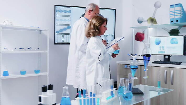 직업 여자 남자 산업 과학 건강 현미경 실험 사람 사람없음 스터디 컴퓨터 약 스크린 장비 의사 코트 업무 작업 그룹 센터 실험실 연구원 과학자 분석 시설 생물학 튜브 공학 발견 조제 개발 돌봄 백신 유전 화학자 4K MOV 해외동영상 클립영상 교육 컨셉 의학 모션 실험기구 전자제품 학습 외투 의료진 만들기 동영상 학자 파일형식