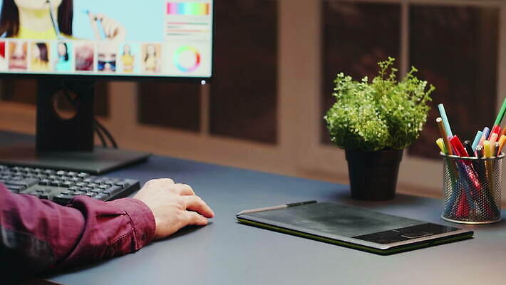 직업 주택 직장 실내 창조 미술 사람없음 그래픽 컴퓨터 사무실 알약 펜 디지털 스크린 업무 작업 야간 디자이너 사진사 예술가 소프트웨어 4K MOV 해외동영상 클립영상 자연요소 회사 비즈니스 문화예술 내부 건물 전자제품 필기구 약 작가 동영상 파일형식