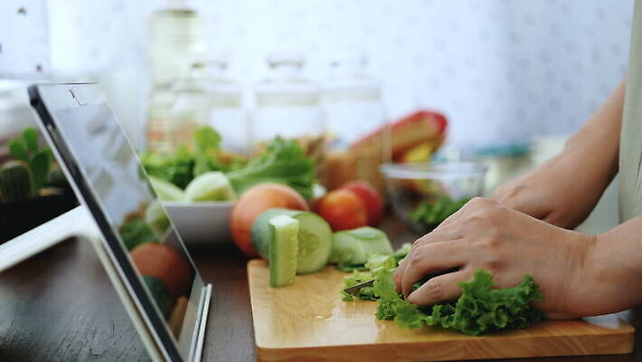 라이프스타일 손 조각 백그라운드 인터넷 다이어트 채소 재료 주택 건강 요리 목재 초록색 알약 주방 요리사 식사 앞치마 샐러드 신선 칼 미끄럼틀 강의 자르기 먹기 허브 검색 메뉴 준비 유기농 클립 레시피 성분 온라인 동영상 점심식사 채식주의자 4K MOV 해외동영상 클립영상 나무 식물 직업 웰빙 음식 컬러 모션 건물 생활 신체부위 약 놀이기구 채식 파일형식