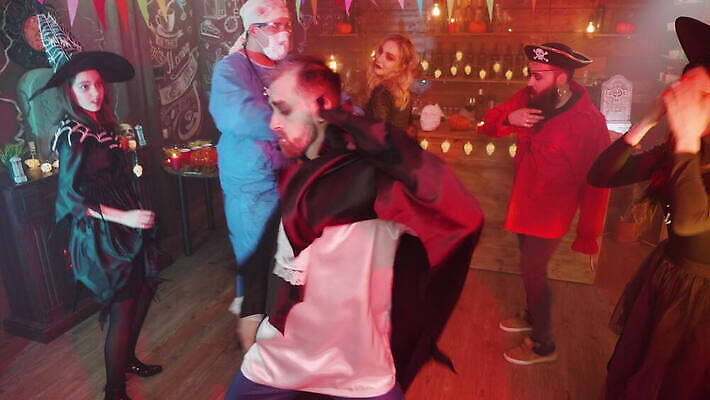 캐릭터 옷 백그라운드 휴가 조명 사람 장식 친구 청춘 파티 어둠 황혼 우정 기쁨 할로윈 의사 춤 바 그룹 야간 무서움 클럽 디스코 마녀 변장 해적 외과 10월 흡혈귀 호러 유흥 4K MOV 해외동영상 클립영상 자연요소 감정 음악 컨셉 의학 관계 문화예술 병원 이벤트 일몰 의료진 날짜 도둑 공포 동영상 파일형식