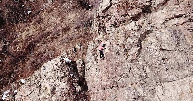 라이프스타일 여자 밧줄 벽 스포츠 모션 자연 성공 산 안테나 건강 안전 사람 사람없음 야외 운동 힘 등산 장비 도전 체험 정상 위험 집중 연습 오르기 항공촬영 드론 산악가 4K MP4 해외동영상 클립영상 줄 뷰포인트 컨셉 통신 생활 트래킹 생태계 동영상 파일형식