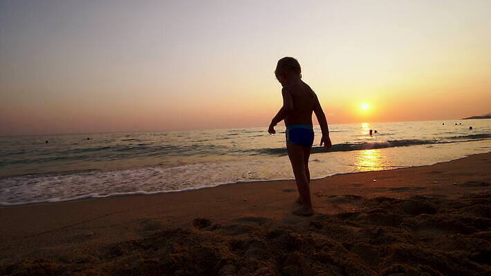 실루엣 어린이 모래 바다 여행 장난 놀이 휴가 건강 한명 웃음 사람 소년 야외 물 달리기 태양 걷기 맑음 일몰 기쁨 자유 아기 작음 흥분 긍정 4K MOV 해외동영상 클립영상 자연요소 1 남자 감정 컨셉 모션 날씨 촬영기법 표정 노을 크기 동영상 파일형식