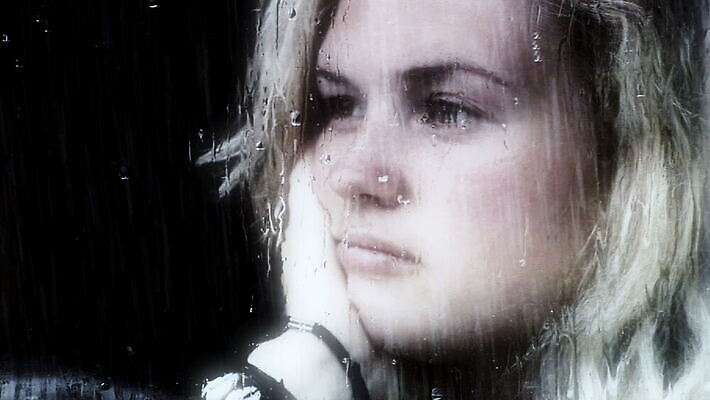 응시 여자 얼굴 생각 창문 날씨 사람 사람없음 10대 물 파란색 어둠 희망 꿈 추위 슬픔 물방울 관찰 닫기 고독 떨어짐 빗방울 창백 배려 우울감 우울증 혼자 MOV 해외동영상 클립영상 자연요소 시선 감정 컬러 컨셉 모션 청소년 신체부위 비_날씨 질병 동영상 파일형식