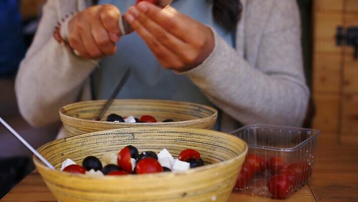 백인 라이프스타일 손 여자 음식 조각 다이어트 토마토 채소 재료 탁자 치즈 주택 건강 요리 한명 목재 빨간색 주방 요리사 식사 저녁식사 신선 체리 사발 칼 맛 자르기 대나무 준비 유기농 올리브 날것 내추럴 채식주의자 맛있는 페타치즈 4K MOV 해외동영상 클립영상 서양인 나무 직업 1 웰빙 열매 컬러 가구 컨셉 과일 모션 유제품 사람 건물 생활 신체부위 사기그릇 채식 동영상 파일형식