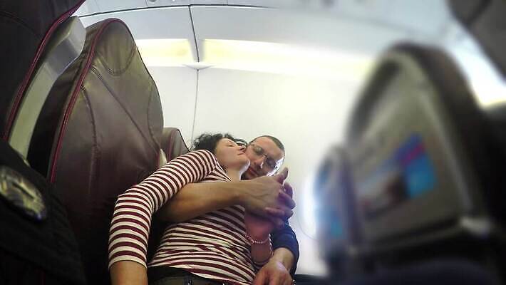 백인 라이프스타일 커플 여자 남자 행복 여행 2 관계 포옹 휴가 함께함 사랑 사람 기쁨 낭만 신혼여행 대패 4K HD MP4 해외동영상 클립영상 서양인 감정 결혼 컨셉 안기 생활 동영상 파일형식