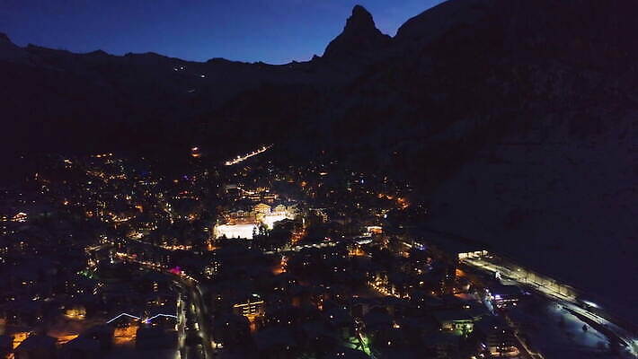 유럽 여행 겨울 자연 산 안테나 풍경 사람없음 건물 파란색 도시풍경 마을 새벽 도시 보행로 정상 야간 저녁 왼쪽 스위스 알프스 타운 갸우뚱 빛망울 항공촬영 랜드마크 절정 조감도 산맥 4K 틸트업 MOV 해외동영상 클립영상 자연요소 건축물 계절 나라 길 뷰포인트 컬러 통신 모션 촬영기법 빛 방향 생태계 동영상 파일형식